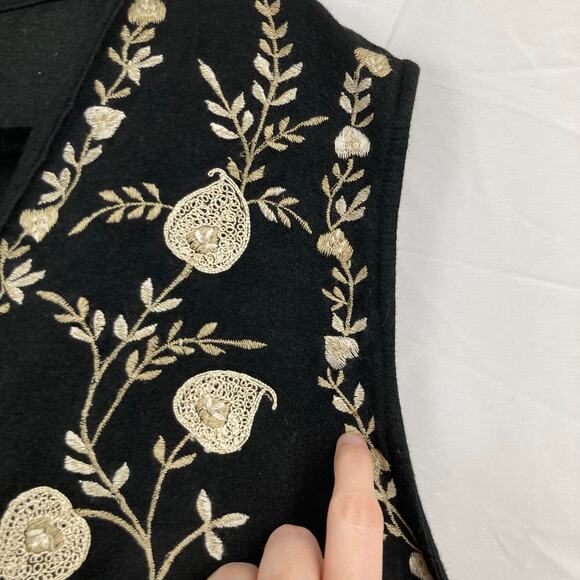 Vintage Womens 26 Black & Gold Floral Embroidered Vest Boho Chic Cottage Folk - Picture 6 of 10